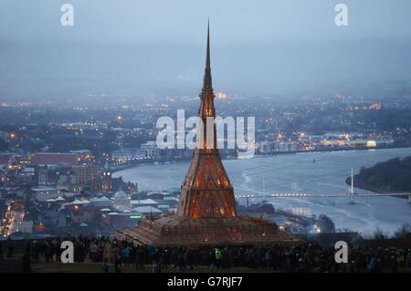 Les gens visitent le temple en bois finement fait à la main sur une colline surplombant Londonderry conçu par le sculpteur américain David Best, qui doit être brûlé au sol. Banque D'Images