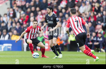 George Boyd de Burnley (21) en action contre Shane long de Southampton (7) et Dusan Tadic Banque D'Images