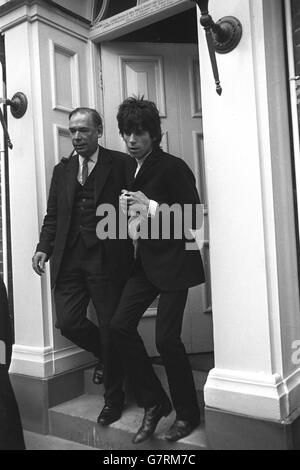 Keith Richards, guitariste principal de 23 ans pour les Rolling Stones, quitte un hôtel à Chichester après la pause déjeuner car il a été condamné à un an d'emprisonnement pour trafic de drogue lors de la session du quartier West Sussex à Chichester. Banque D'Images