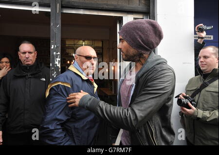 Russell Brand avec son père Ron Brand lorsqu'il arrive à ouvrir le café Trew Era, un projet communautaire d'entreprise sociale sur le domaine New Era, à Hoxton, dans l'est de Londres. Banque D'Images