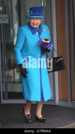 La reine Elizabeth II visite le mémorial national à quelques-uns pour ouvrir une nouvelle aile à Folkestone. Banque D'Images