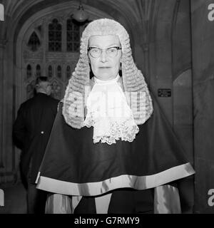 Elizabeth Kathleen Lane, au Québec, qui a été nommée juge de la cour de comté dans une annonce faite plus tôt cette semaine, devient la première femme à être nommée. Mme Lane, qui a maintenant atteint le plus haut poste judiciaire encore occupé par une femme en Angleterre et au pays de Galles, était à la Chambre des Lords pour être assermentée. Sa nomination au circuit d'Edmonton (middlesex) entre en vigueur en octobre. Elle sera adressée en sa qualité de juge d'honneur Elizabeth Lane QC. La nomination a été rendue nécessaire par la retraite de Sir Donald Hurst. Banque D'Images