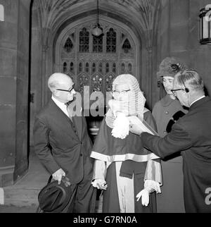 Elizabeth Kathleen Lane, QC, qui a été nommée juge de la Cour de comté dans une annonce plus tôt cette semaine, pour devenir la première femme ainsi nommée, a sa perruque ajustée par son mari, M. Randall Lane, à l'extérieur de la Chambre des Lords.Mme Lane, qui a maintenant atteint le plus haut poste judiciaire encore occupé par une femme en Angleterre et au pays de Galles, était à la Chambre des Lords pour être assermentée.Sa nomination au circuit d'Edmonton (middlesex) entre en vigueur en octobre.Elle sera adressée en sa qualité de juge d'honneur Elizabeth Lane QC.La nomination a été rendue nécessaire par la retraite de Sir Donald Hurst.Aussi Banque D'Images