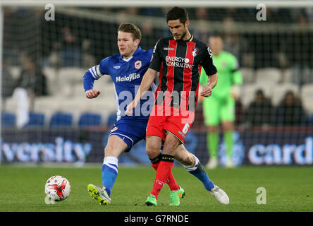 Andrew Surman de Bournemouth est défié par Aron Gunnarsson de Cardiff City lors du match du championnat Sky Bet au Cardiff City Stadium. Banque D'Images