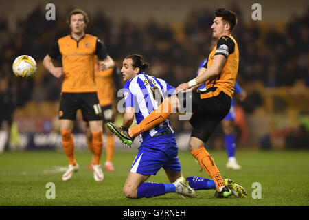 Football - Championnat Sky Bet - Wolverhampton Wanderers / Sheffield mercredi - Molineux.Danny Batth (à droite) de Wolverhampton Wanderers et Atdhe Nuhiu (à gauche) de Sheffield Wednesday se battent pour le ballon Banque D'Images