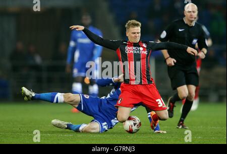 Matt Ritchie, de Bournemouth, est défié par Aron Gunnarsson, de Cardiff City, lors du match du championnat Sky Bet au Cardiff City Stadium. Banque D'Images