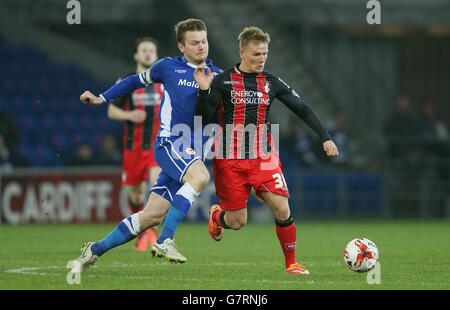 Matt Ritchie, de Bournemouth, est défié par Aron Gunnarsson, de Cardiff City, lors du match du championnat Sky Bet au Cardiff City Stadium. Banque D'Images