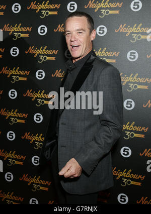 Stefan Dennis assister aux voisins tourne 30 soirée de célébration au café de Paris, Londres, comme les stars du programme passé et présent célèbrent trois décennies de l'opéra de savon. Banque D'Images