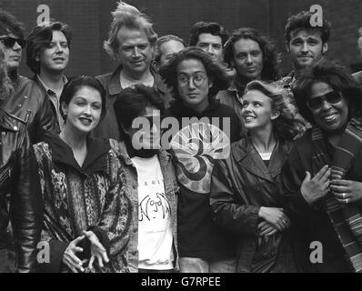 Sean Lennon (au centre), sa mère Yoko Ono (deuxième à gauche, avant) et Kylie Minogue (deuxième à droite, avant) avec des artistes apparaissant au concert commémoratif à Liverpool pour le père de Sean, l'ancienne star des Beatles John Lennon. Banque D'Images