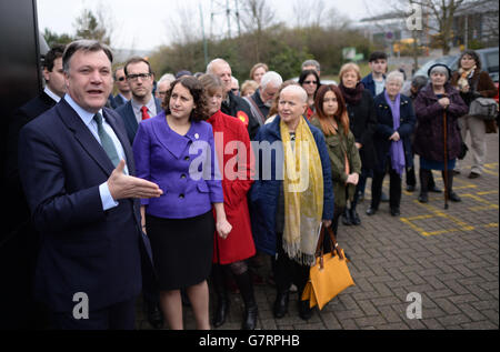 Le chancelier de l'ombre Ed Balls (à gauche), lors du lancement à Harlow, dans l'Essex, de la dernière affiche de campagne du parti travailliste contre les coupures gouvernementales au NHS. Banque D'Images