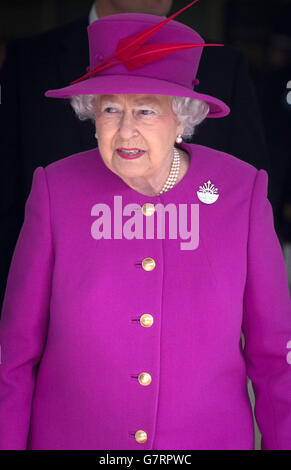 La reine Elizabeth II arrive à la gare ferroviaire de Plymouth, avant une visite à HMS Ocean, à la base navale de HM Devonport, à Plymouth, dans le Devon. Banque D'Images