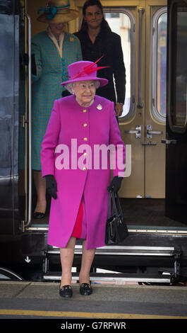 La reine Elizabeth II se trouve à quelques pas du train royal lorsqu'elle arrive à la gare ferroviaire de Plymouth, avant une visite à HMS Ocean, à la base navale de HM Devonport, à Plymouth, dans le Devon. Banque D'Images