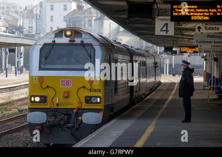 Le train royal transportant la reine Elizabeth II arrive à la gare ferroviaire de Plymouth, tandis que la reine visitera HMS Ocean, à la base navale de HM Devonport, à Plymouth, dans le Devon. Banque D'Images