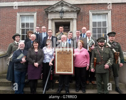 Martin McGuinness (au centre) est rejoint par les collègues et les réacteurs historiques de Sinn Fein lors du lancement des plans de Sinn Fein pour marquer le centenaire de la montée de Pâques 1916 à Dublin. Banque D'Images