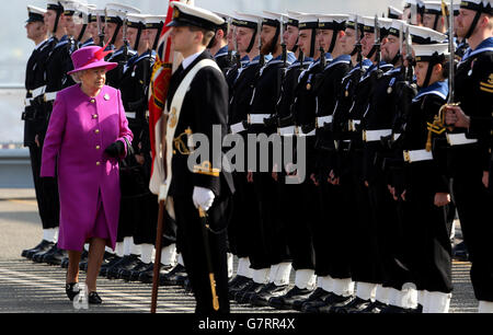 La reine Elizabeth II inspecte la garde d'honneur lorsqu'elle arrive pour une visite à HMS Ocean, à la base navale de Devonport, à Plymouth, dans le Devon. Banque D'Images