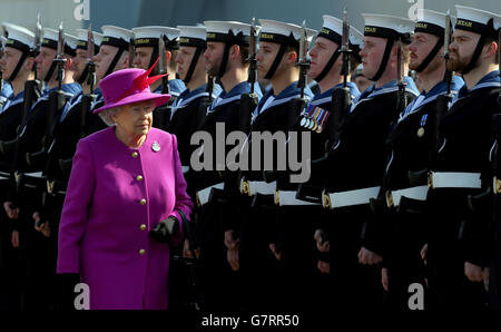 La reine Elizabeth II inspecte la garde d'honneur lorsqu'elle arrive pour une visite à HMS Ocean, à la base navale de Devonport, à Plymouth, dans le Devon. Banque D'Images