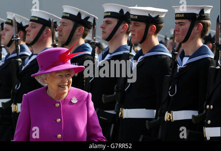 La reine Elizabeth II inspecte la garde d'honneur lorsqu'elle arrive pour une visite à HMS Ocean, à la base navale de Devonport, à Plymouth, dans le Devon. Banque D'Images