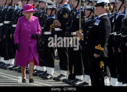 La reine Elizabeth II inspecte la garde d'honneur lorsqu'elle arrive pour une visite à HMS Ocean, à la base navale de Devonport, à Plymouth, dans le Devon. Banque D'Images