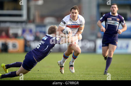 Le Dean Collis de Wakefield Trinity Wildcats est attaqué par les hommes de Huddersfield Aaron Murphy, lors du premier match de Super League Utility au Rapid Solicitors Stadium, Wakefield. Banque D'Images