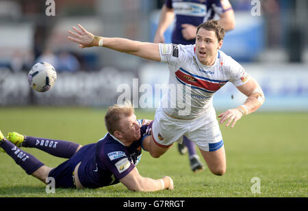 Le Dean Collis de Wakefield Trinity Wildcats est attaqué par les hommes de Huddersfield Aaron Murphy, lors du premier match de Super League Utility au Rapid Solicitors Stadium, Wakefield. Banque D'Images