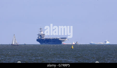 Theodore Roosevelt Carrier Strike Group se rend au Royaume-Uni.L'USS Theodore Roosevelt arrive dans les eaux du Royaume-Uni où il s'ancre au large de Stokes Bay, Gosport, Hampshire. Banque D'Images