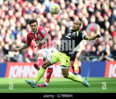 Marlon Pack de Bristol City (à gauche) et Adam Chambers de Walsall (à droite) lors de la finale du trophée de peinture de Johnstone au stade Wembley, Londres. Banque D'Images