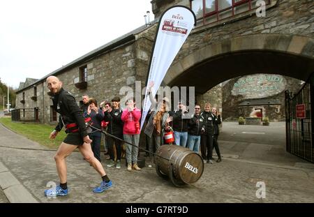 L'actrice Joanna Lumley délaie Rob Edmond à la distillerie Blair Athol dans le Perthshire pour le début du Barrel de Laughs de Bell - un relais à roulement à canon de 517 km de célébrité pour recueillir de l'argent pour aider les héros. Banque D'Images