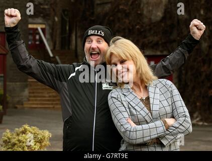 L'actrice Joanna Lumley et le comédien Fred MacAulay à la distillerie Blair Athol dans le Perthshire pour le début du Barrel de Laughs de Bell - un relais de tonneau de 517 miles (832 km) de célébrité pour recueillir de l'argent pour l'aide pour les héros. Banque D'Images