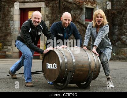 L'actrice Joanna Lumley avec Rob Edmond (au centre) et le comédien Fred MacAulay à la distillerie Blair Athol dans le Perthshire pour le début du Barrel de Laughs de Bell - un relais à roulement à baril de 517 km de célébrité pour recueillir de l'argent pour l'aide pour les héros. Banque D'Images