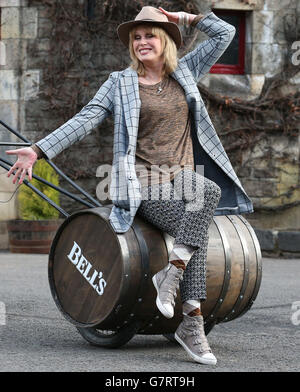 L'actrice Joanna Lumley à la distillerie Blair Athol dans le Perthshire pour le début du Barrel de Laughs de Bell - un relais à roulement à baril de célébrité de 517 miles (832 km) pour recueillir de l'argent pour aider les héros. Banque D'Images