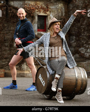 L'actrice Joanna Lumley avec Rob Edmond à la distillerie Blair Athol dans le Perthshire pour le début du Barrel de Laughs de Bell - un relais de tonneau de célébrité de 517 miles (832 km) pour recueillir de l'argent pour l'aide aux héros. Banque D'Images