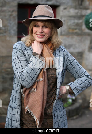 L'actrice Joanna Lumley à la distillerie Blair Athol dans le Perthshire pour le début du Barrel de Laughs de Bell - un relais à roulement à baril de célébrité de 517 miles (832 km) pour recueillir de l'argent pour aider les héros. Banque D'Images