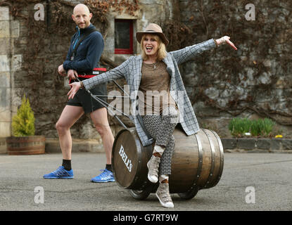 L'actrice Joanna Lumley avec Rob Edmond à la distillerie Blair Athol dans le Perthshire pour le début du Barrel de Laughs de Bell - un relais de tonneau de célébrité de 517 miles (832 km) pour recueillir de l'argent pour l'aide aux héros. Banque D'Images