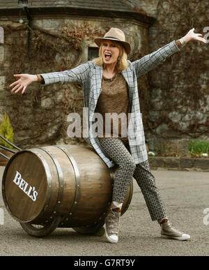 L'actrice Joanna Lumley à la distillerie Blair Athol dans le Perthshire pour le début du Barrel de Laughs de Bell - un relais à roulement à baril de célébrité de 517 miles (832 km) pour recueillir de l'argent pour aider les héros. Banque D'Images