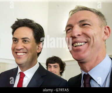 Le leader travailliste Ed Miliband (à droite) et le leader travailliste écossais Jim Murphy avant de prononcer un discours à l’hôtel de ville de Clydebank, en Écosse. Banque D'Images