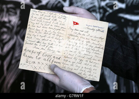 La dernière lettre jamais écrite à bord du Titanic, qui a récemment été vendue aux enchères pour un record mondial de 119,000 livres, est inspectée par le PDG de Titanic Belfast, Tim Huss, à Belfast. Banque D'Images