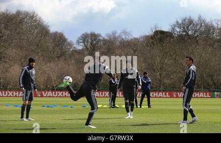 Les joueurs du pays de Galles Gareth Bale (à droite) jongle avec ses coéquipiers Aaron Ramsey (à gauche) Joe Ledley (au centre) et James Collins (deuxième à droite) lors d'une séance d'entraînement au Vale Resort, Hensol. Banque D'Images