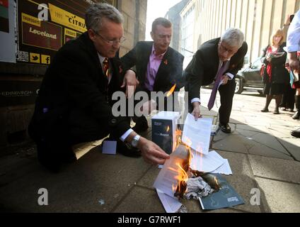 Le rapport Penrose est brûlé par le militant Glenn Wilkinson (à gauche) et David Fielding (à droite) après sa publication, il s'agit de l'enquête publique sur les circonstances dans lesquelles les patients traités par le NHS en Écosse ont été infectés par l'hépatite C, le VIH, ou les deux, par l'utilisation de sang ou de produits sanguins. Banque D'Images
