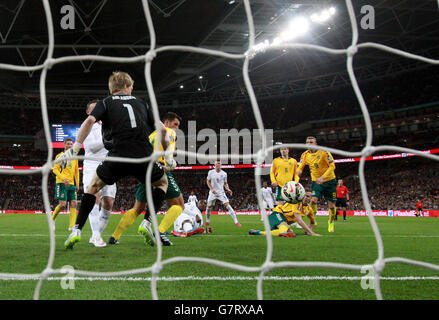 Danny Welbeck (au centre de l'étage), en Angleterre, marque le deuxième but du match lors de l'UEFA 2016 Qualifying, Group E au Wembley Stadium, Londres. Banque D'Images