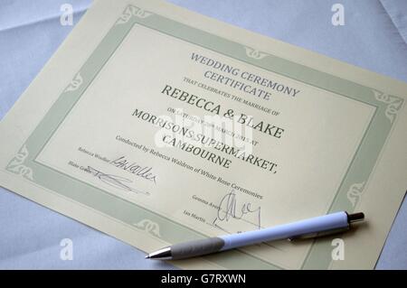 Certificat de mariage de Rebecca Wooller et Blake Green après leur mariage à Morrisons à Cambourne, Cambridgeshire. Banque D'Images