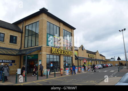 Les Morrisons à Cambourne, Cambridgeshire où Rebecca Wooller et Blake Green se marient. Banque D'Images