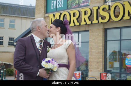 Rebecca Wooller et Blake Green après leur mariage à Morrisons à Cambourne, Cambridgeshire. Banque D'Images