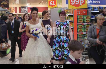 Mariée Rebecca Wooller pendant son mariage à et Blake Green à Morrisons à Cambourne, Cambridgeshire. Banque D'Images