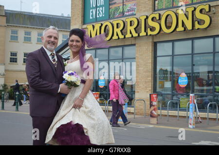 Rebecca Wooller et Blake Green après leur mariage à Morrisons à Cambourne, Cambridgeshire. Banque D'Images