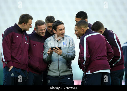 Gary Neville (au centre), entraîneur adjoint d'Angleterre, partage une blague avec les joueurs lors d'une visite au stade Juventus, à Turin, en Italie. Banque D'Images