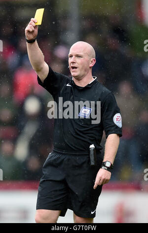 Football - Sky Bet League One - Brentford / Middlesbrough - Griffin Park.Arbitre Simon Hooper Banque D'Images