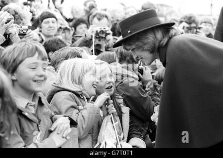 La princesse de Galles, une mère à être, qui sait déjà établir des rapports instantanés avec les enfants, gagne quelques nouveaux amis à Chesterfield. Elle a fait une promenade à pied lors de sa visite en ville avec le prince. Banque D'Images