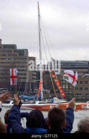 Voile - non-stop Aound the World tentative - Ellen MacArthur navigue sur la Tamise.Madame Ellen MacArthur navigue son trimaran, 'B&Q'. Banque D'Images