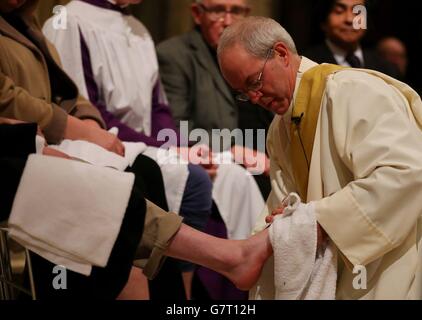 L'archevêque de Canterbury Justin Welby se fête alors qu'elle préside le service du jeudi Maundy à la cathédrale de Canterbury, dans le Kent. Banque D'Images