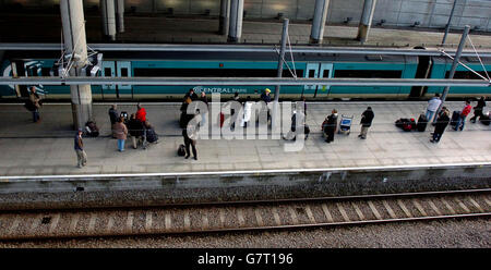 Images de l'aéroport de Stansted.Passagers attendant sur la plate-forme de train à la gare de l'aéroport de Stansted. Banque D'Images